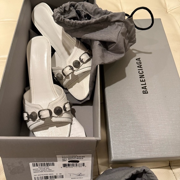 Balanciaga Shoes - Picture 1 of 6